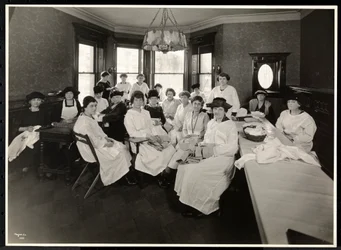En sycirkel for kvinder i det nordøstlige hjørne af 88th Street og West End Avenue, New York, 1920 (sølv gelatinetryk)
